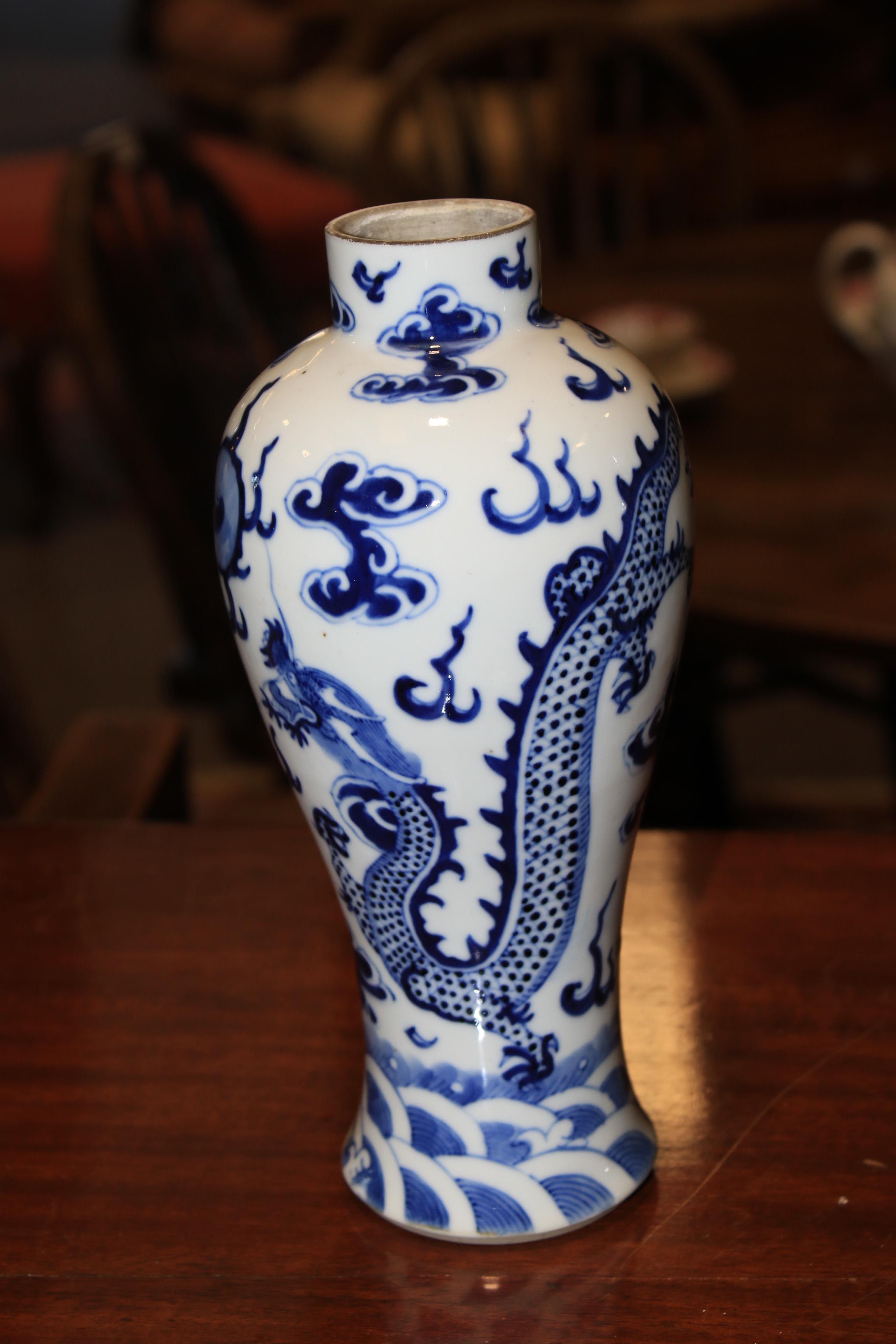 Two Chinese porcelain Qing Dynasty blue and white baluster shaped vases and covers. - Image 10 of 28