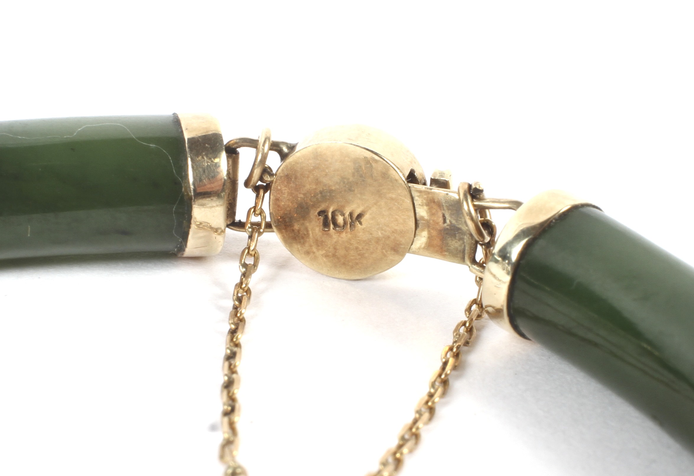 A Far Eastern yellow metal nephrite bracelet. - Image 3 of 3