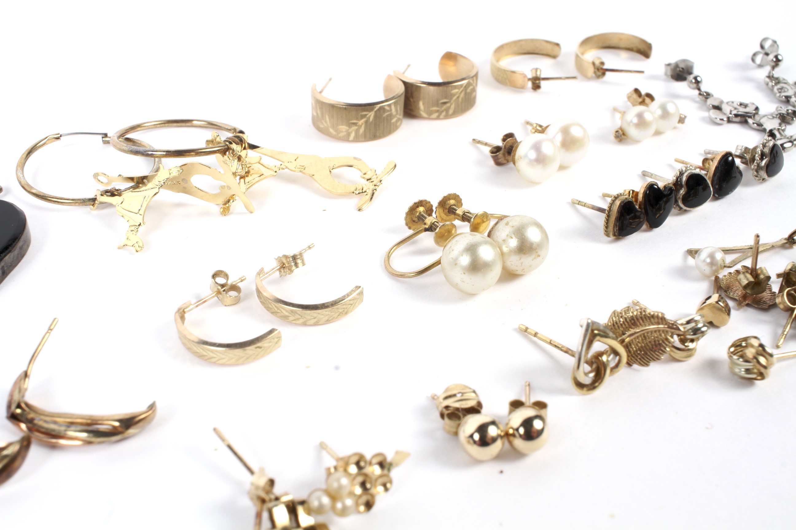 A collection of earrings. - Image 2 of 2