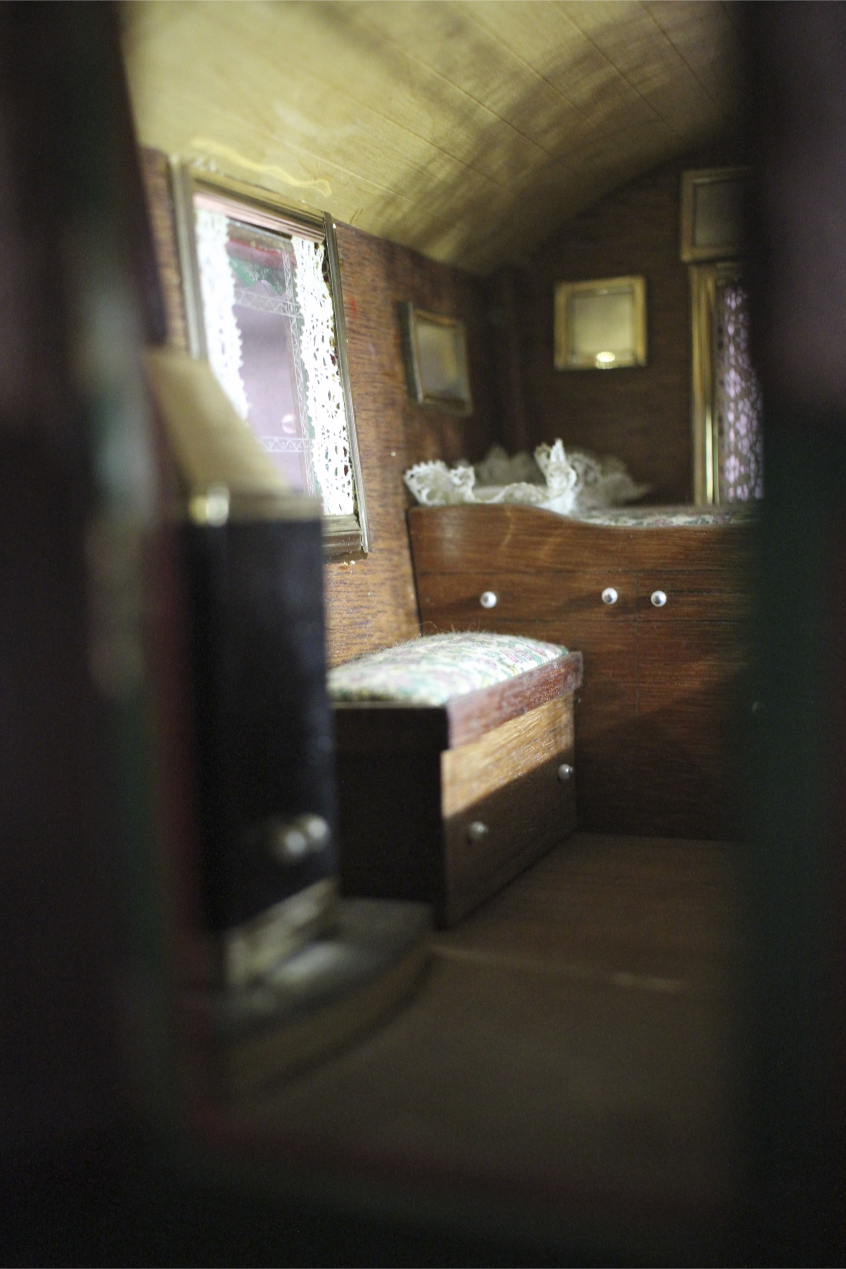 A vintage scratchbuilt model of a gypsy caravan with fitted interior. - Image 4 of 4