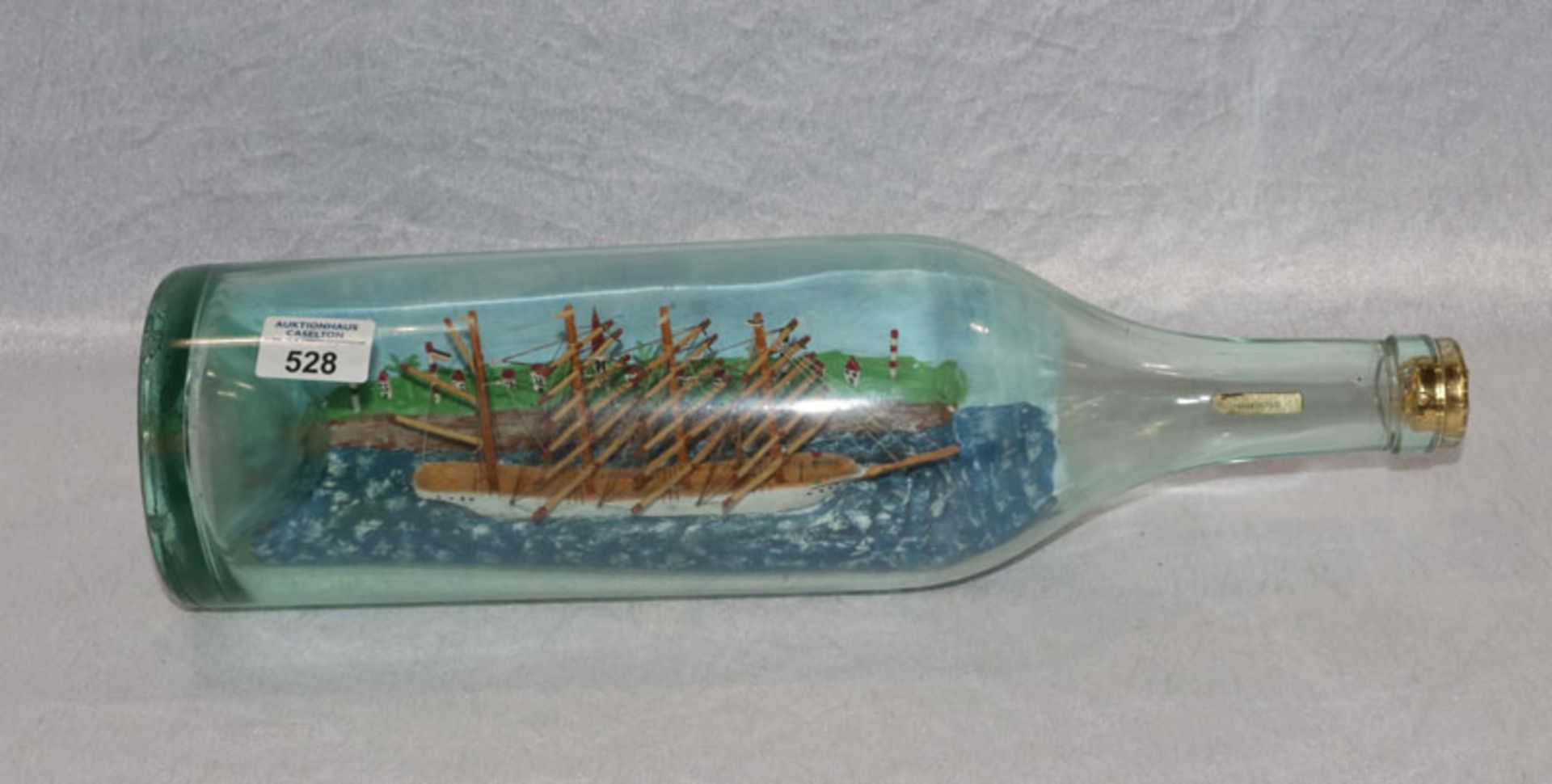 Bottelship - Segelschiff, 4-Master in großer Flasche, H 12 cm, B 46 cm, T 13 cm, teils beschädigt