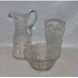 Glas-Konvolut: Kristallschale mit feinem Schliffdekor, H 10 cm, D 20 cm, und 2 Glas-Henkelkrüge