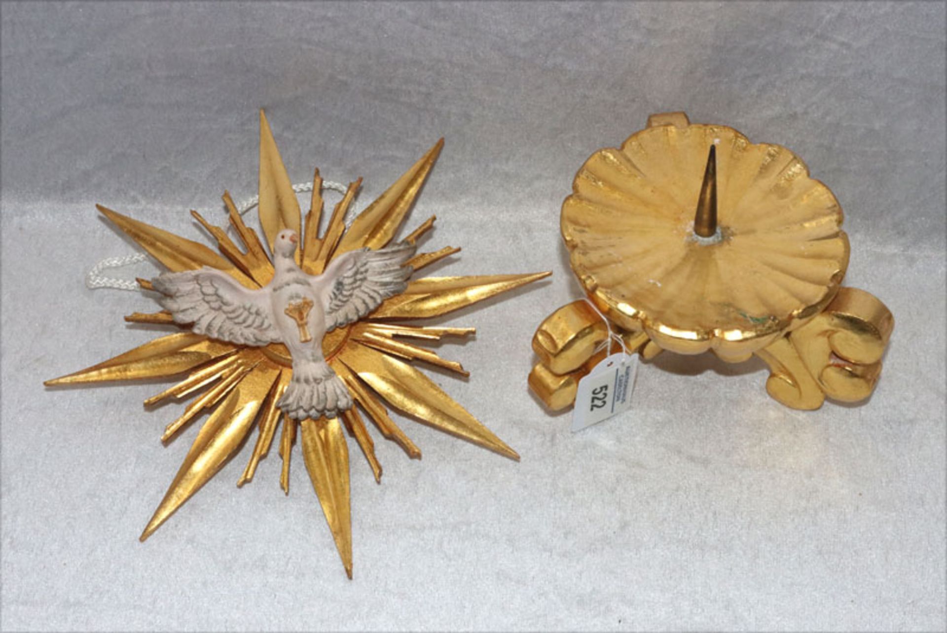 Holz Kerzenleuchter, gold gefaßt, H 14 cm, D 16 cm, bestossen, und Holz Strahlenkranz mit Heiliger