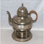 Zinn Teekanne auf Stövchen, gehämmerter Korpus, H 32 cm, D 21 cm, Gebrauchsspuren