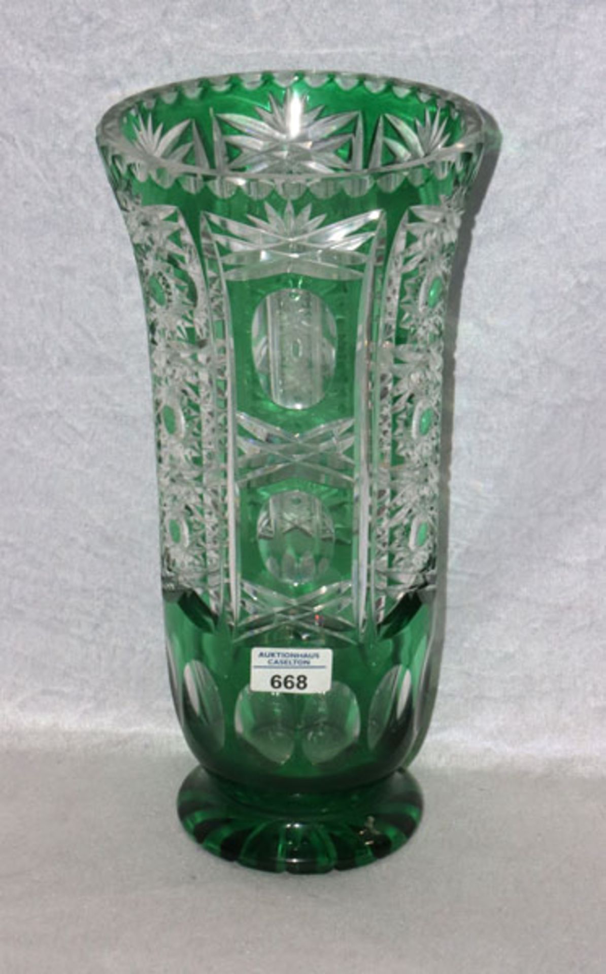 Kristallglas Vase mit grünem Überfang und Schliffdekor, H 36,5 cm, D 18 cm