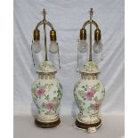 Paar Tischlampen mit Porzellan Lampenfuß auf Holzsockel, florale Bemalung, H 75 cm, D 20 cm, eine