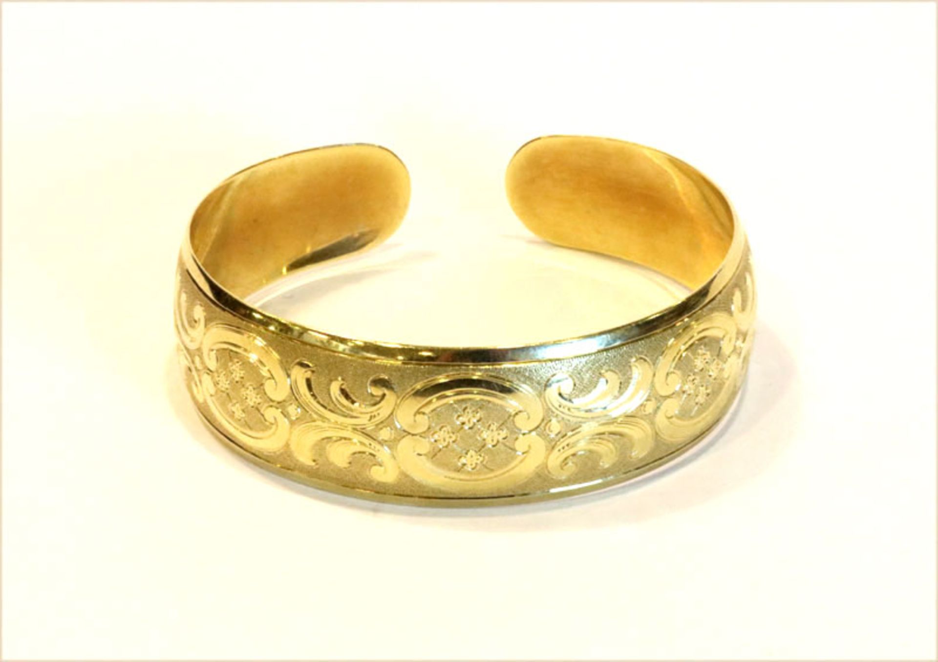 14 k Gelbgold Armspange, fein graviert, D 6 cm, 21,5 gr.