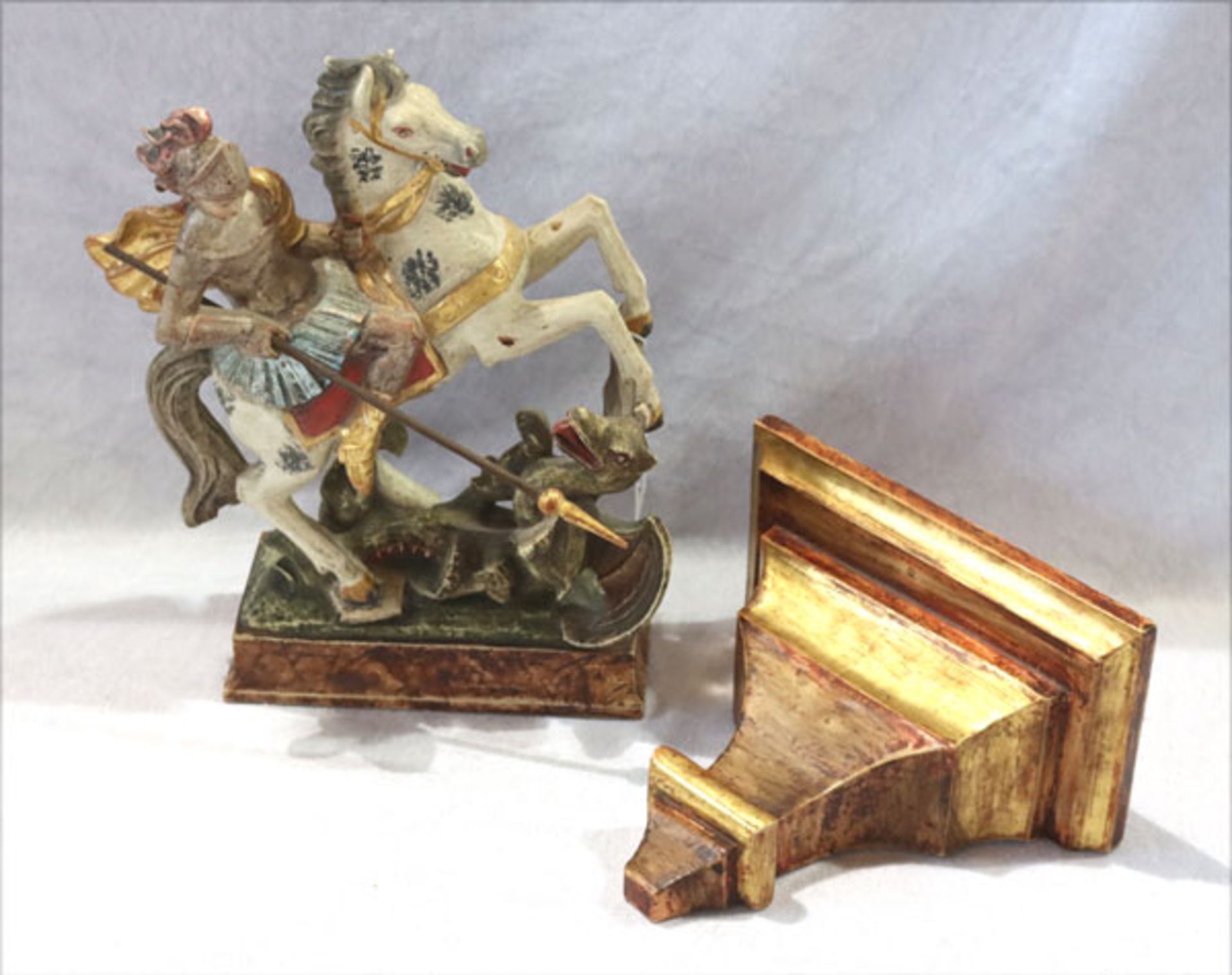 Holzskulptur 'Heiliger Georg mit Drachen', schön geschnitzt und farbig gefaßt, H 29 cm, B 24 cm, T