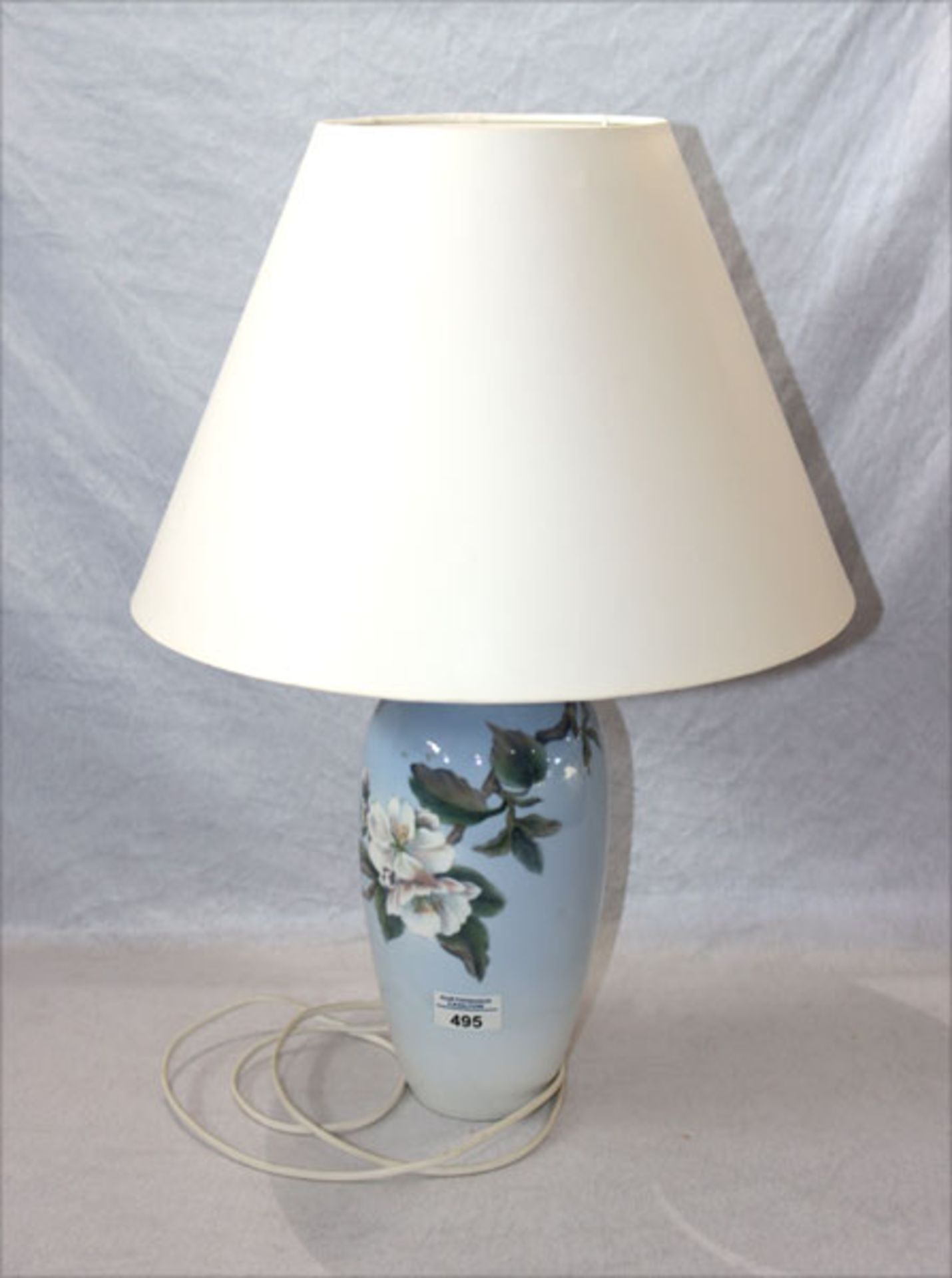 Tischlampe mit Royal Copenhagen Lampenfuß mit Blumendekor und beigen Schirm, H 57 cm, D 39 cm,