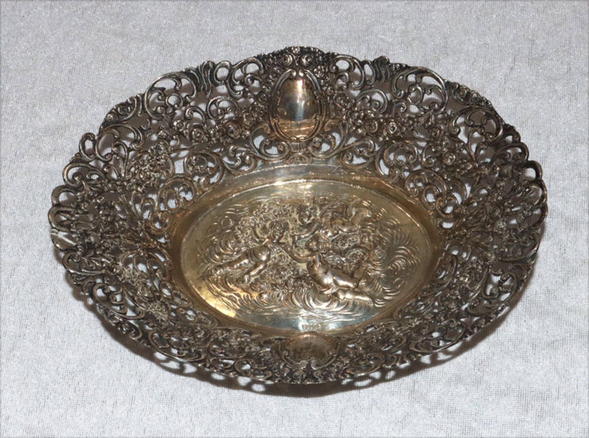Silber Schälchen mit feinem Durchbruchrand und reliefiertem Engeldekor, 800 Silber, 178 gr., H 4,5