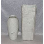 Rosenthal Vase mit strukturiertem Reliefdekor, H 34 cm, und Hutschenreuther Vase mit reliefiertem