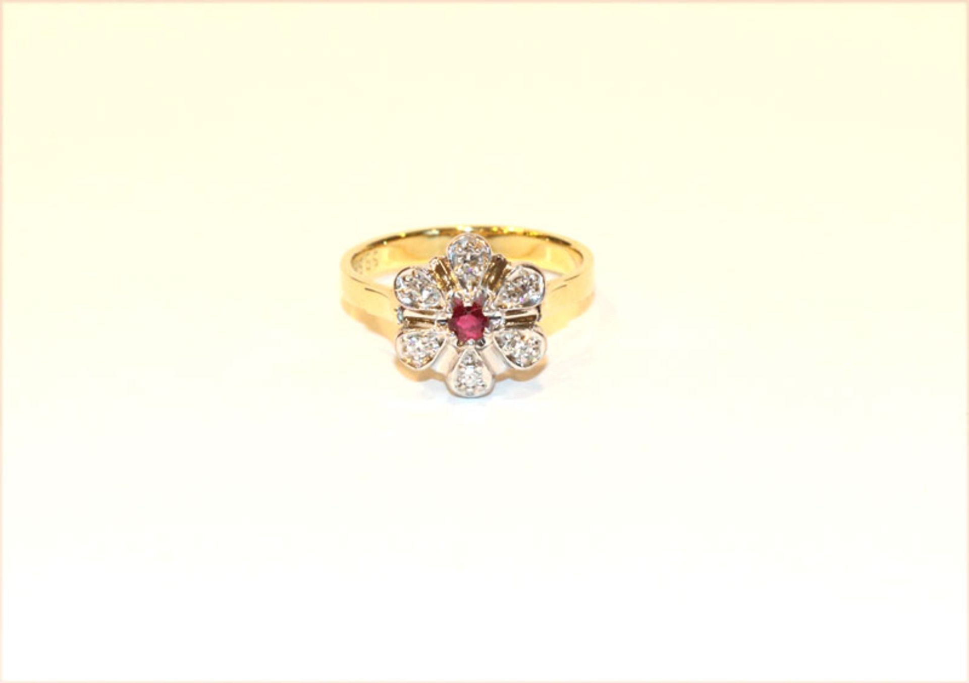 14 k Gelbgold Ring in Blütenform mit Rubin und in Weißgold gefaßte Diamanten, zus. ca. 0,11 ct., 3,