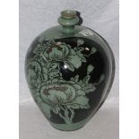 Koreanische Seladon Keramik Vase in bauchiger Form mit engem Hals, grün mit schwarz/brauner
