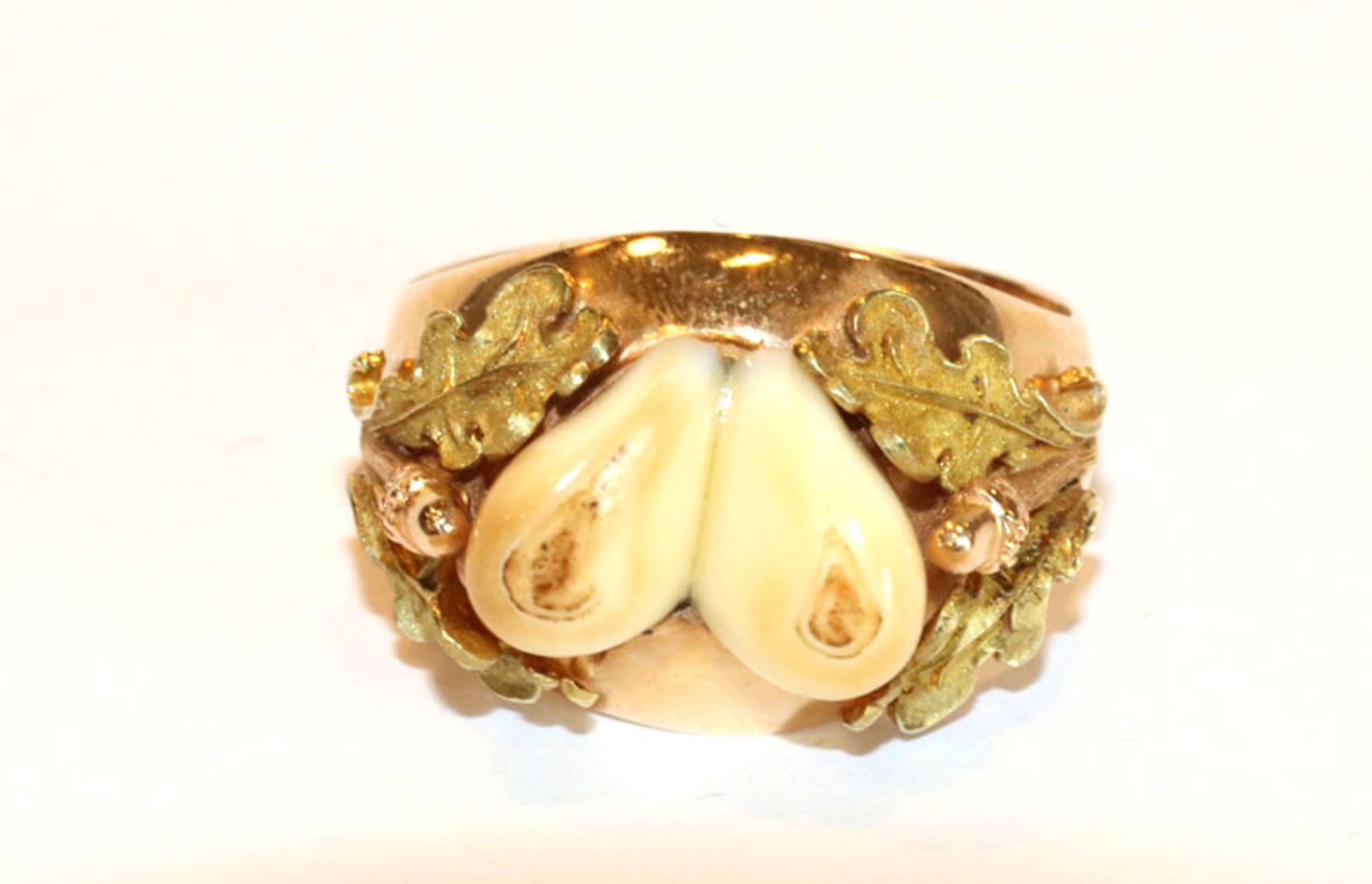 14 k Gelbgold Ring mit plastischem Eichenlaub und schönem Grandelpaar, Gr. 64, 8 gr., schöne