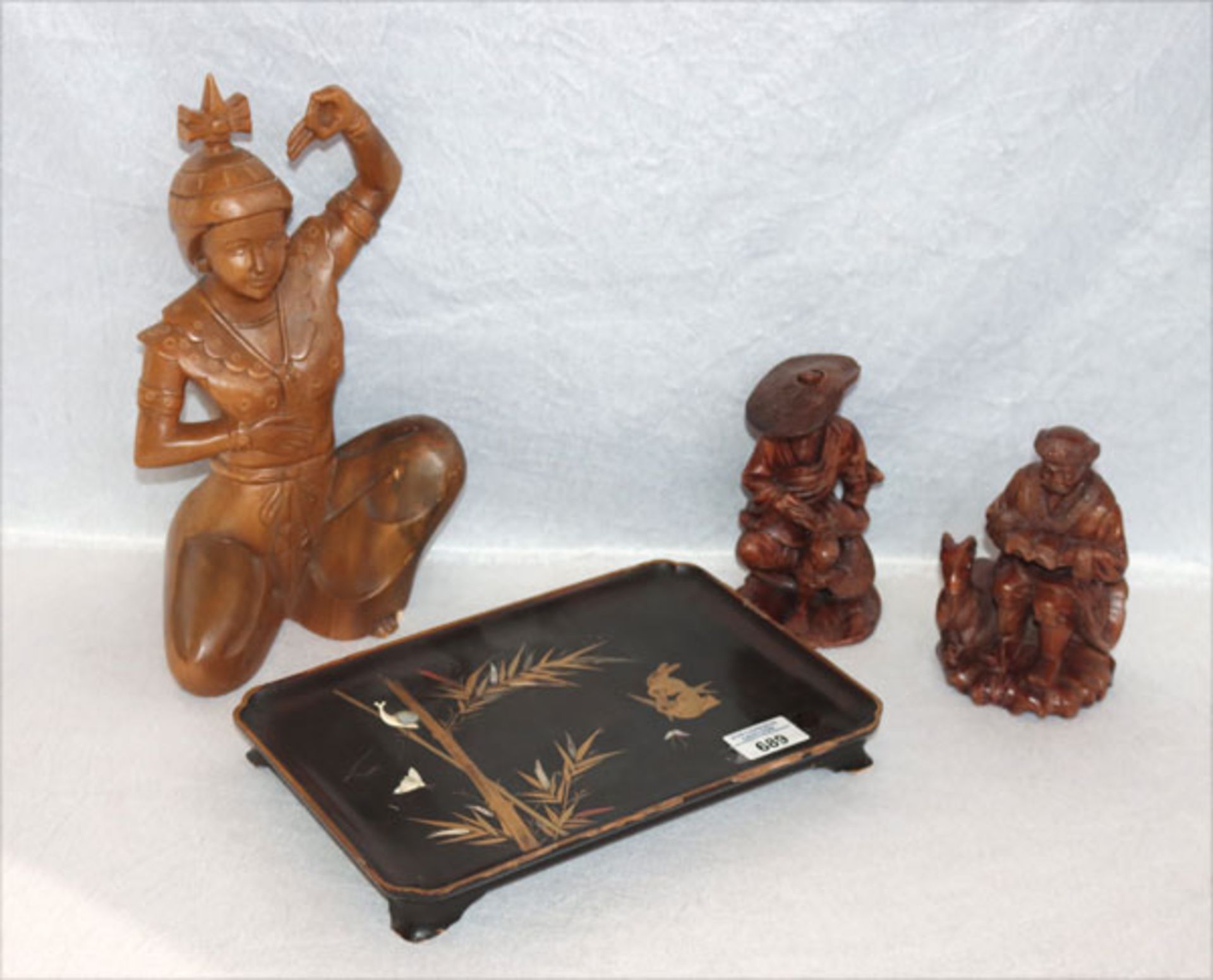 Asiatisches Konvolut: 2 Holzfiguren, H 17 cm, Tänzerin, H 32 cm, und Tablett mit