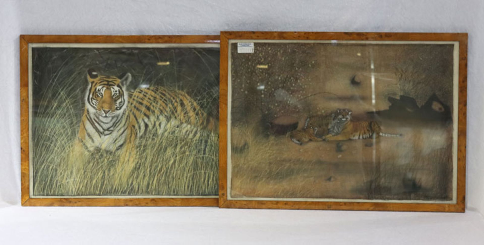 2 Gemälde auf Seide 'Tiger', gemalt von Schülern einer indischen Kunstschule, unter Glas gerahmt,