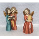 Holzfiguren 'Leuchterengel' und 'Singendes Engelpaar', farbig gefaßt, H 20 cm, leicht berieben