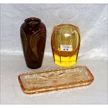Glas-Konvolut: gelbe Vase, geschliffen, Moser, Karlsbad, H 13 cm, D 11 cm, gelb/braune Vase mit