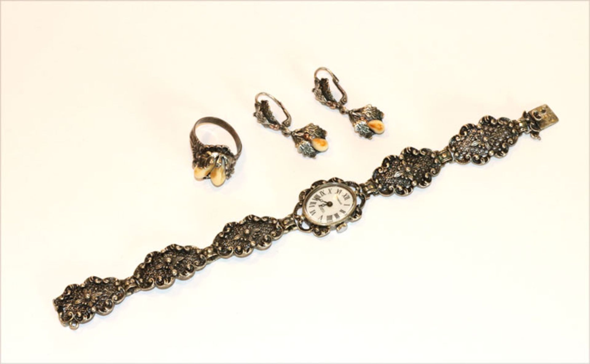 Silber Trachtenschmuck: Mirabell Armbanduhr, L 19,5 cm, Paar Ohrhänger mit Grandeln, L 3,5 cm, und