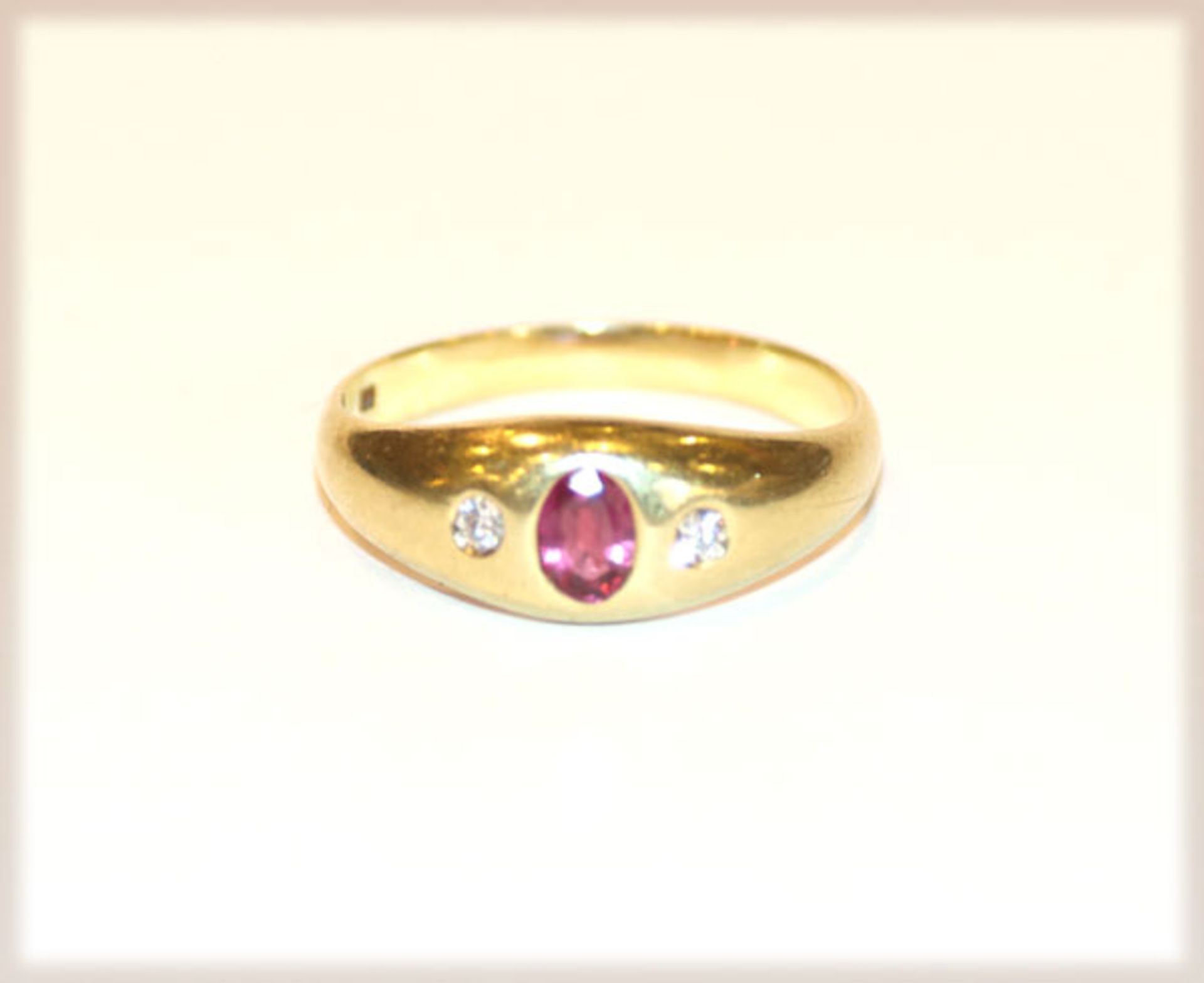 14 k Gelbgold Bandring mit Rubin und 2 Diamanten, Gr. 58, 3,4 gr.