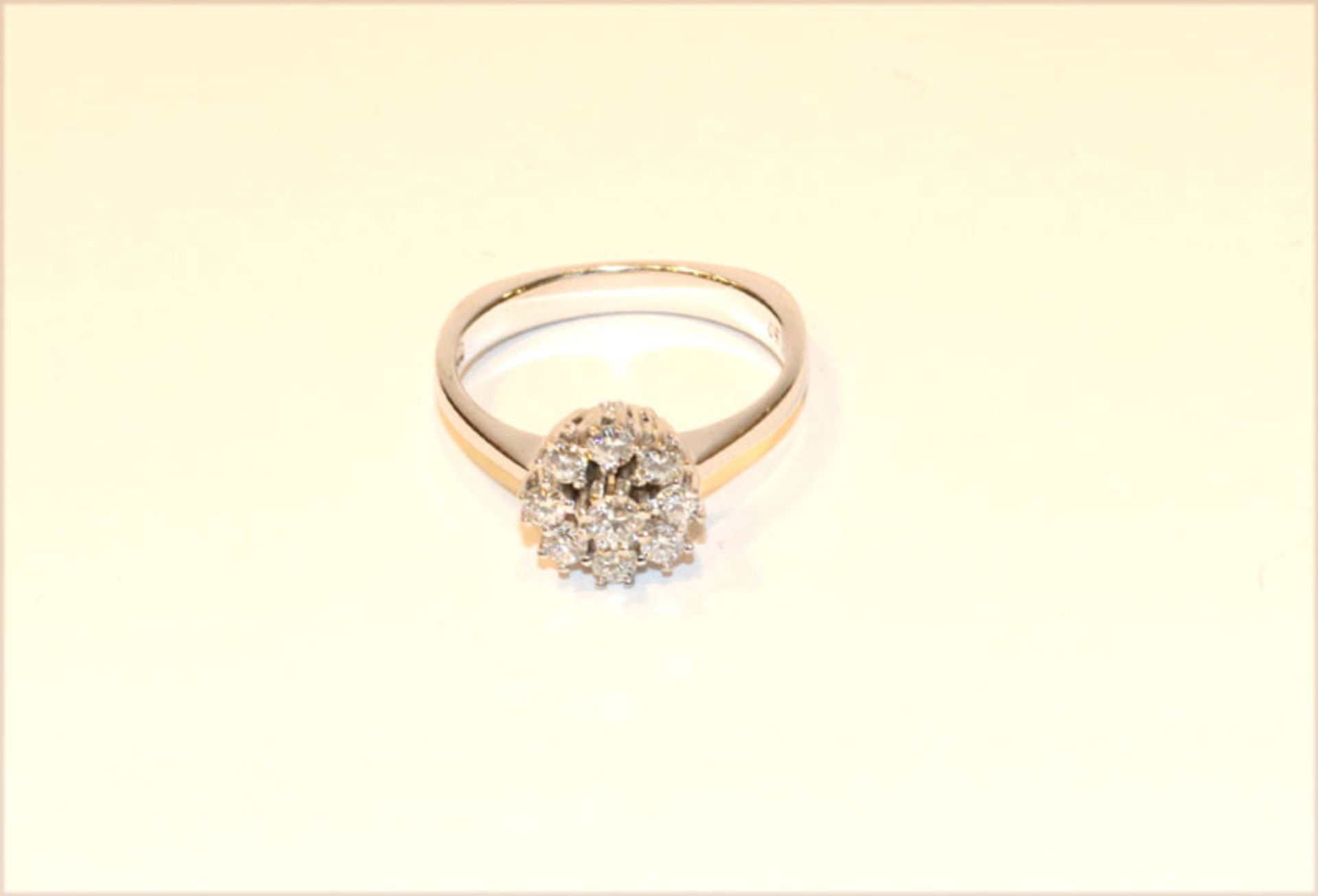 Klassischer 14 k Weißgold Ring mit 9 Diamanten, zus. ca. 0,50 ct., 3,9 gr., Gr. 55