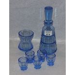 Blaues Glas-Konvolut: Karaffe, H 25 cm, D 10 cm, 5 passende Gläser, H 5 cm, D 4,5 cm, und Vase, H 10