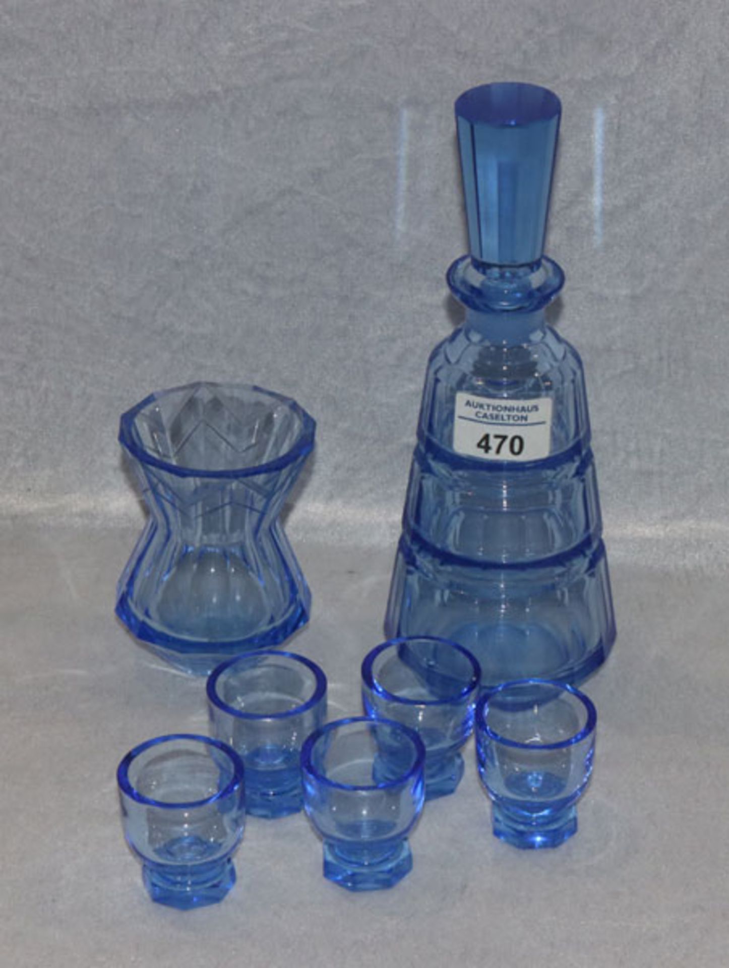 Blaues Glas-Konvolut: Karaffe, H 25 cm, D 10 cm, 5 passende Gläser, H 5 cm, D 4,5 cm, und Vase, H 10