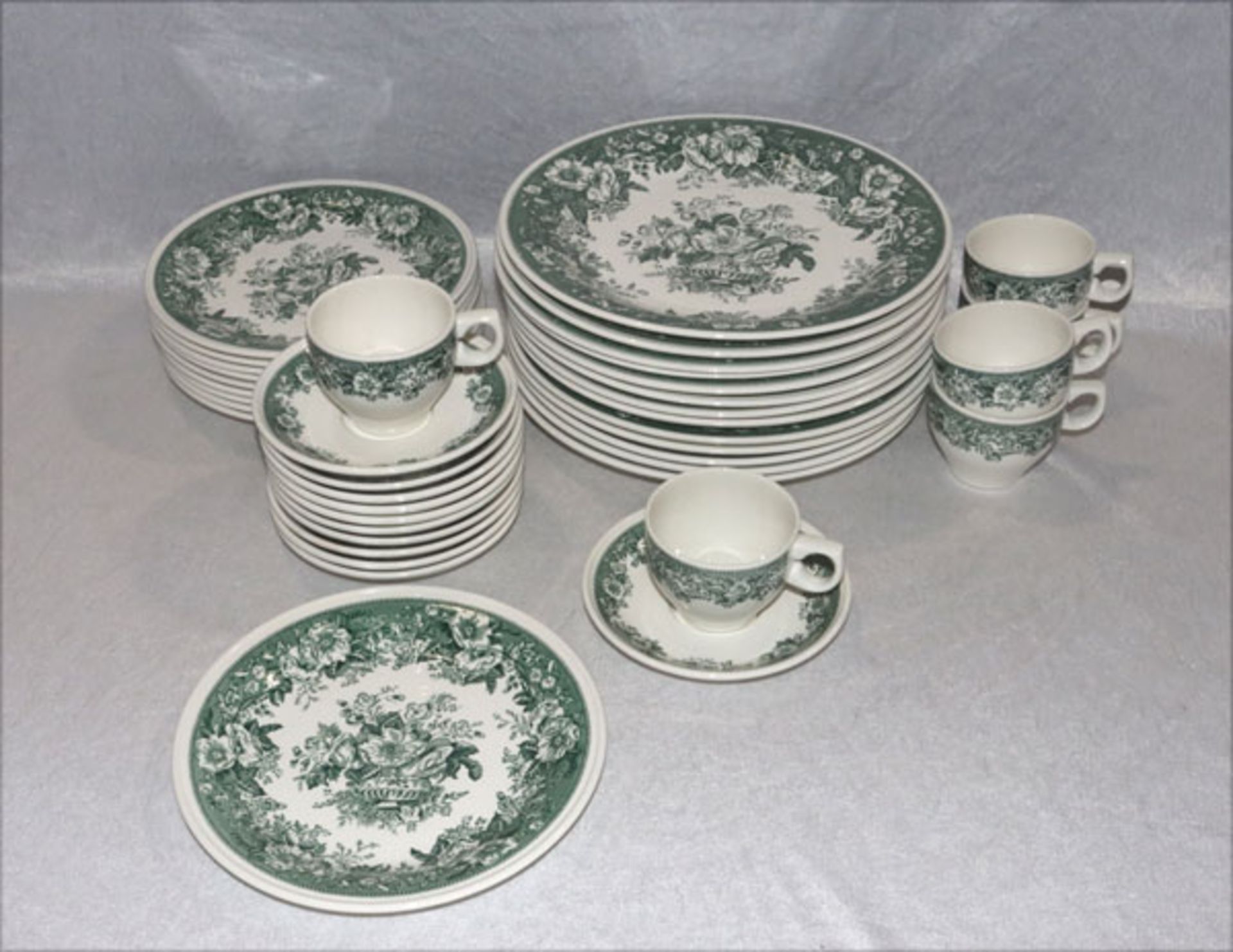 Villeroy & Boch Geschirrteile, Dekor Balmoral, 13 Speiseteller, 6 Kaffee-Obertassen mit 11