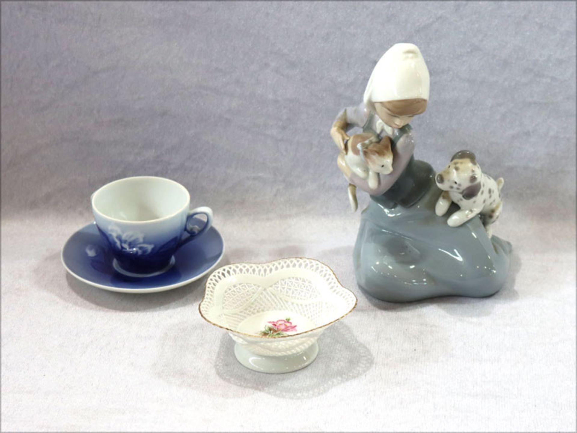 Konvolut: Bing & Grondahl Mokkatasse mit Untertasse, Lladro Figur 'Mädchen mit Hund und Katze', H 18