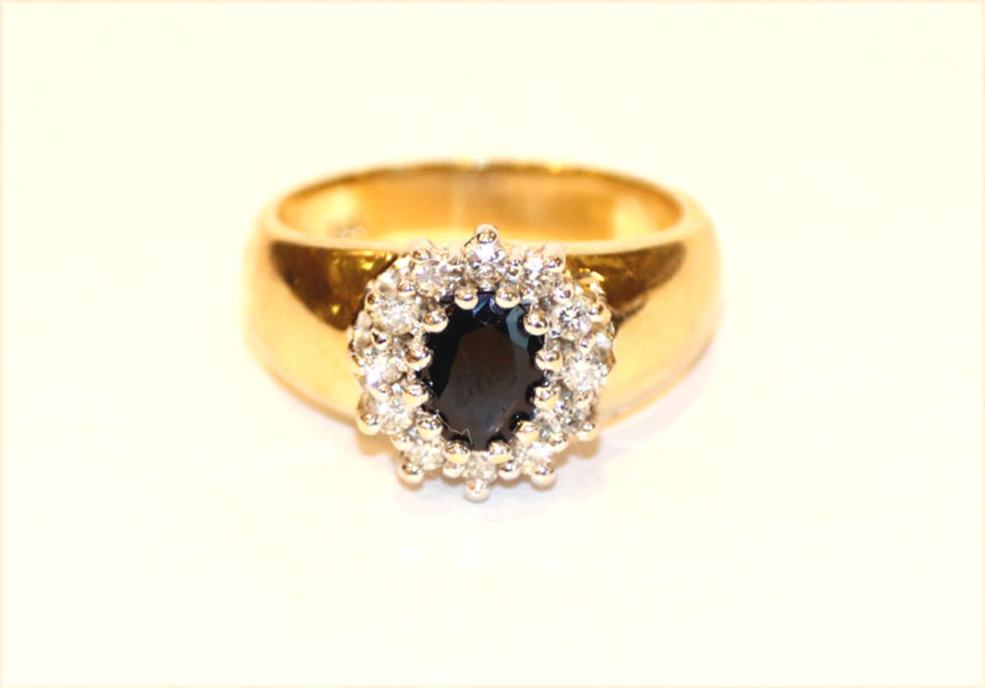 14 k Gelbgold Ring mit Safir und 12 in Weißgold gefaßten Diamanten, 5,87 gr., Gr. 53