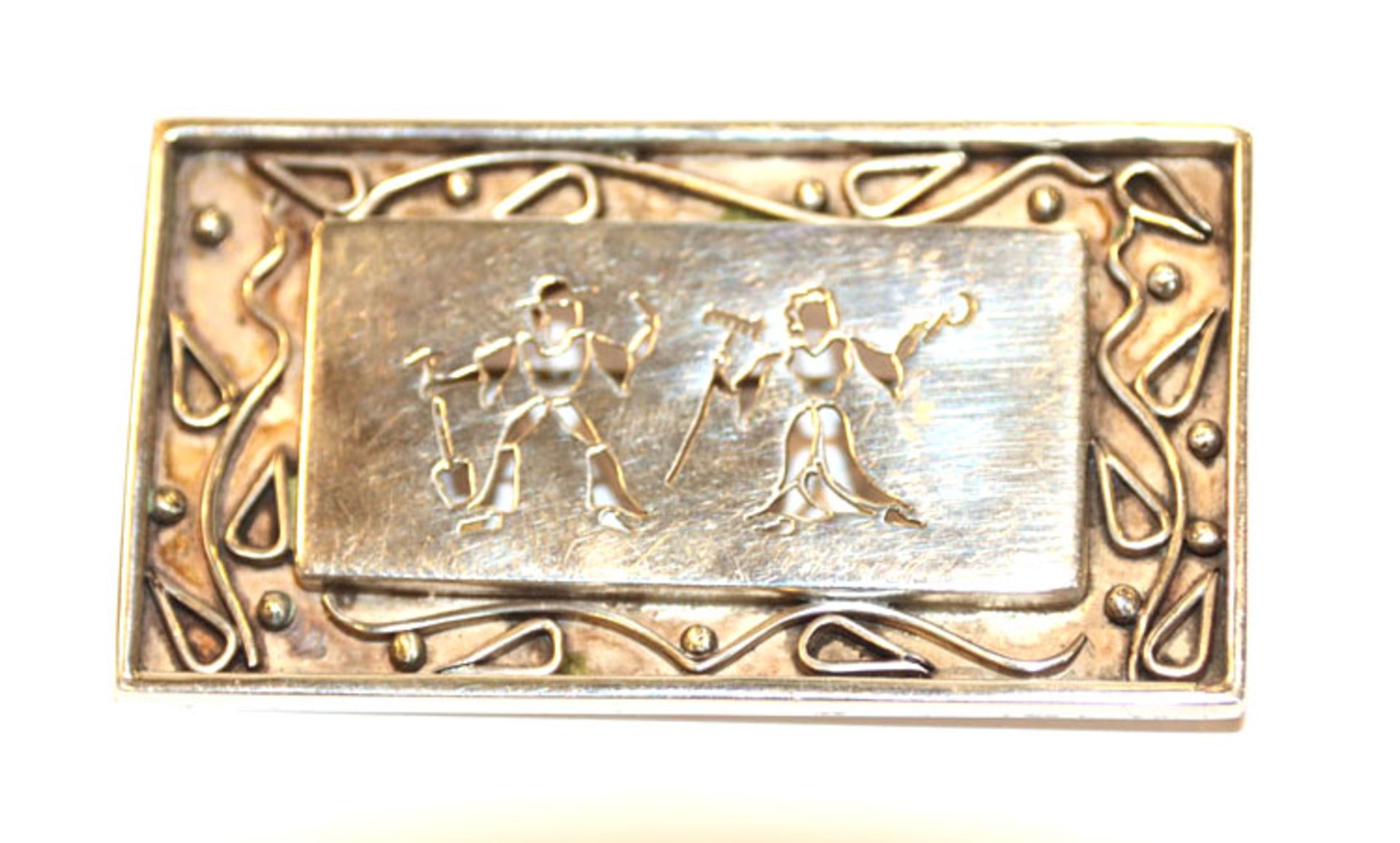 900 Silber Brosche mit Bauernpaar-Darstellung, signiert Sack, B 5,5 cm, H 3,2 cm, 21 gr.