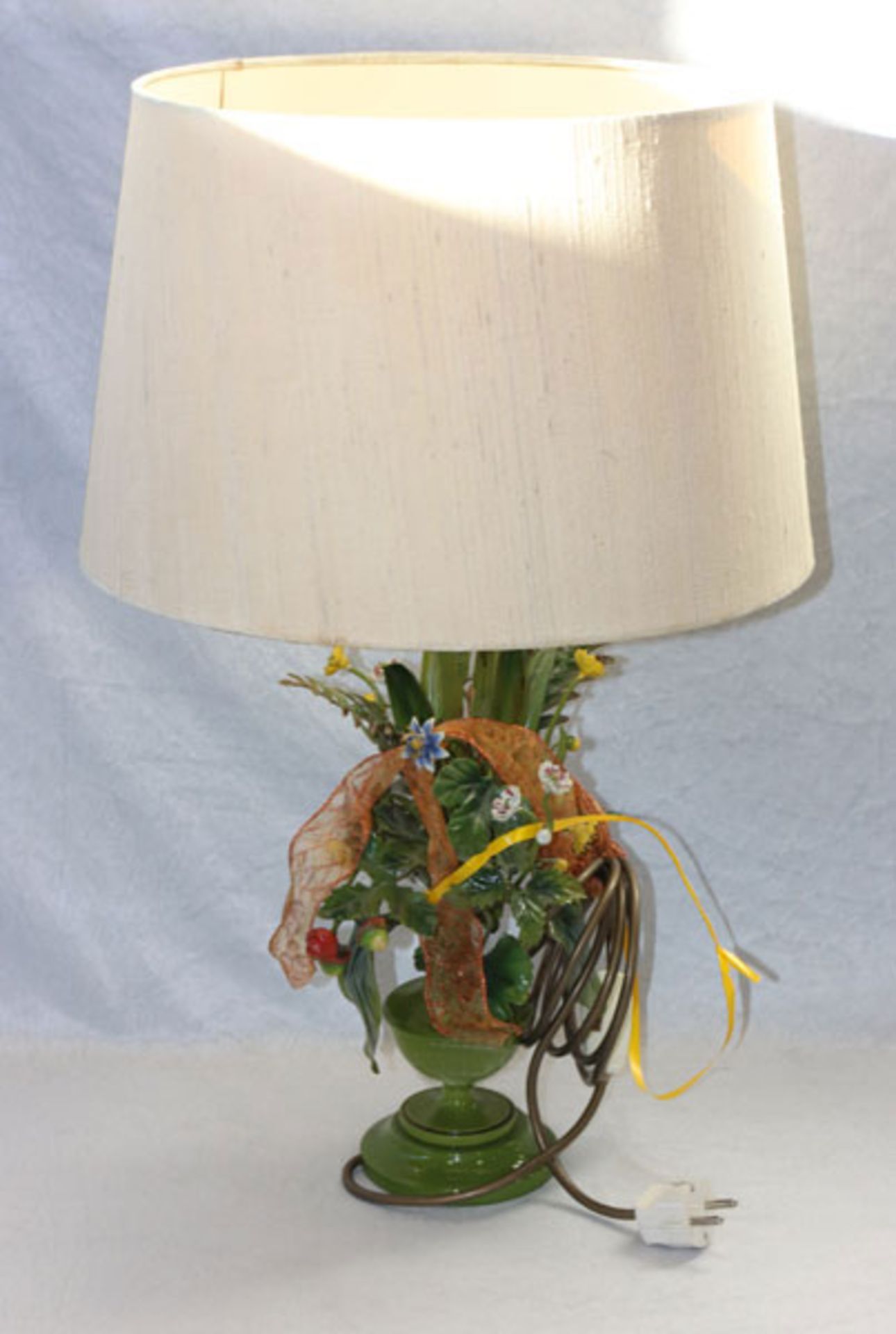 Tischlampe mit Metall-Lampenfuß in plastischem Blumen- und Erdbeerdekor, farbig bemalt, beiger
