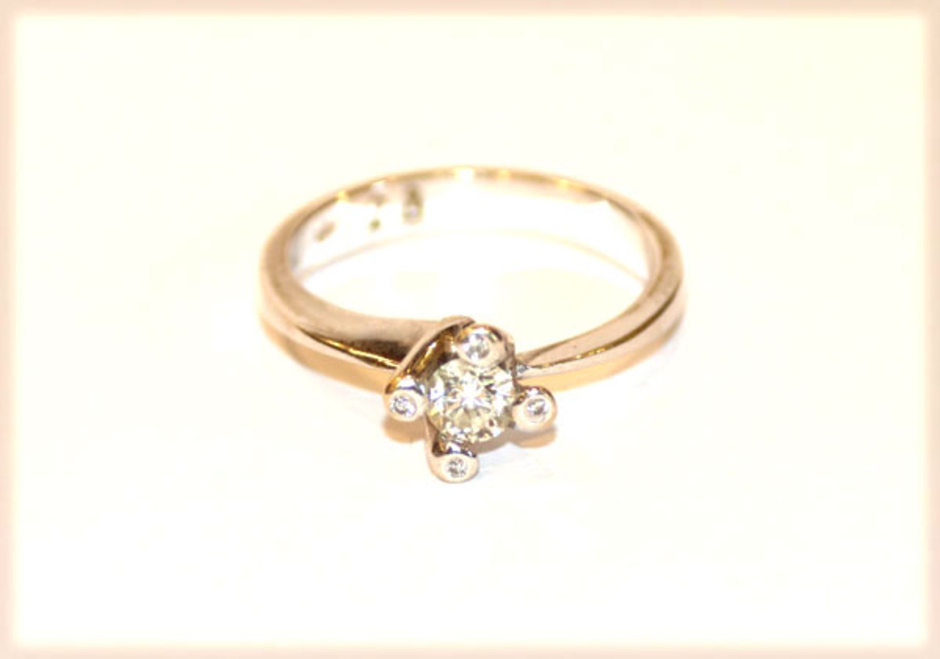 18 k Weißgold Ring mit 5 Diamanten, zus. ca. 0,25 ct., Gr. 52, 3,8 gr.