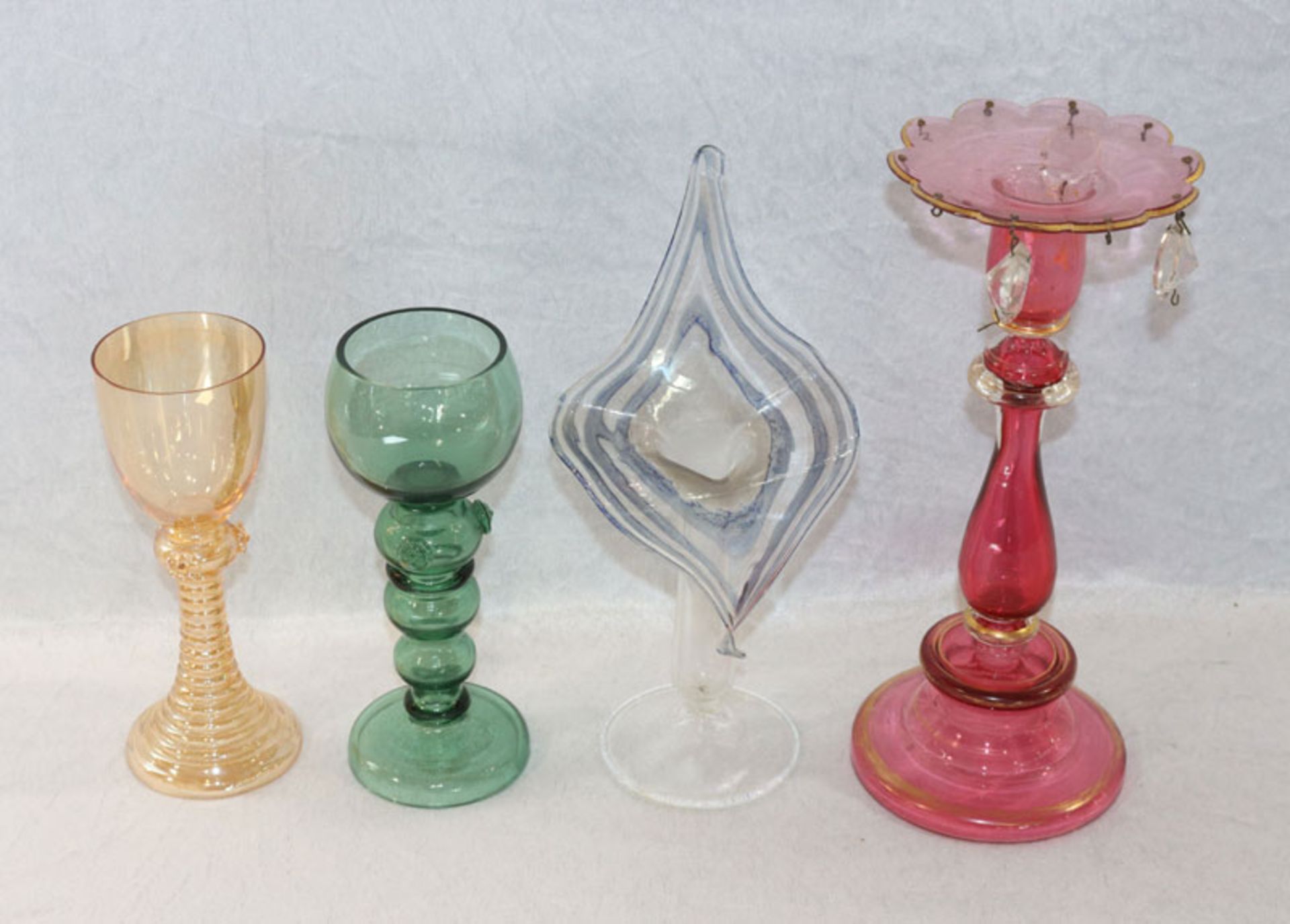 Glas-Konvolut: Kerzenleuchter mit Golddekor und Glasprismen, nicht komplett und berieben, H 26,5 cm,