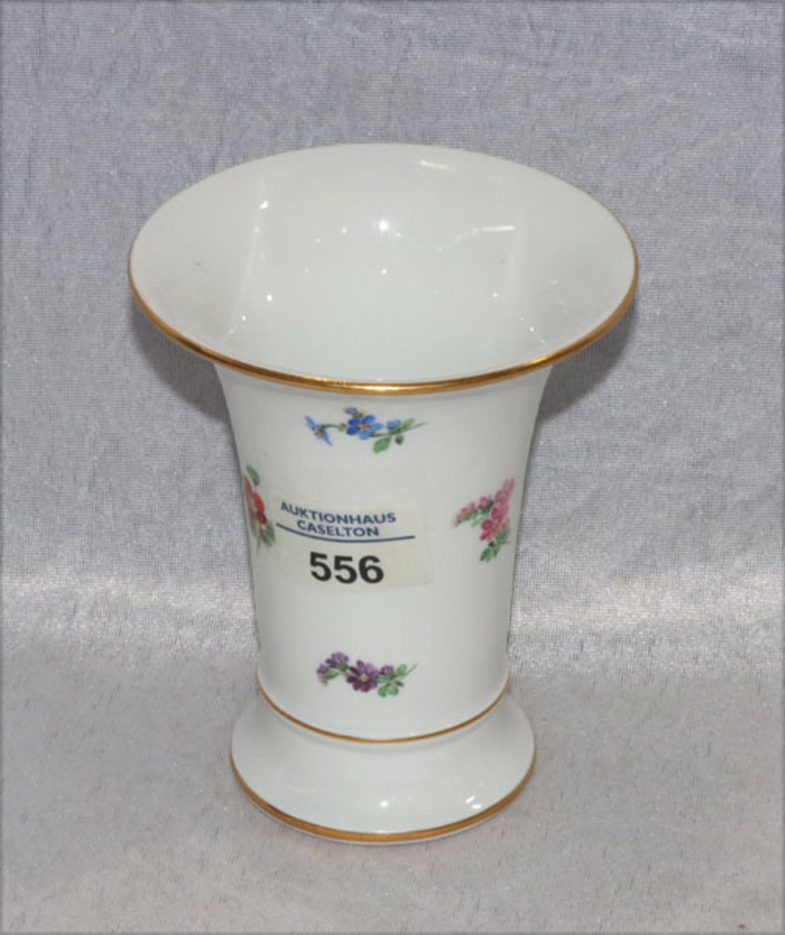 Meissen Bechervase mit Streublümchenmalerei und Goldrand, H 13,5 cm, D 11,5 cm, leicht berieben