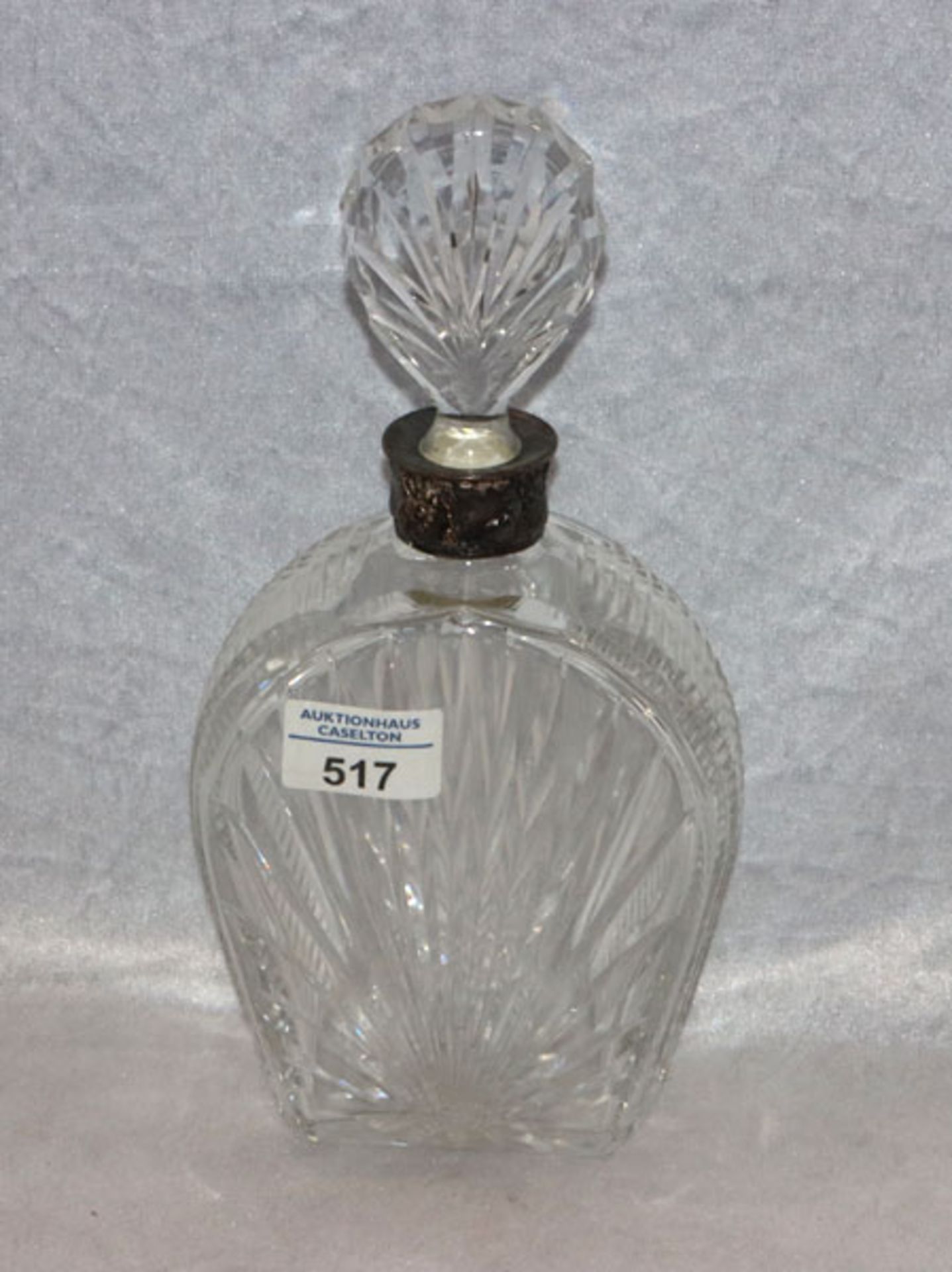 Kristallglas Karaffe mit Schliffdekor und 925 Silberhals mit Weinlaubdekor, H 27 cm, B 13 cm, T 7