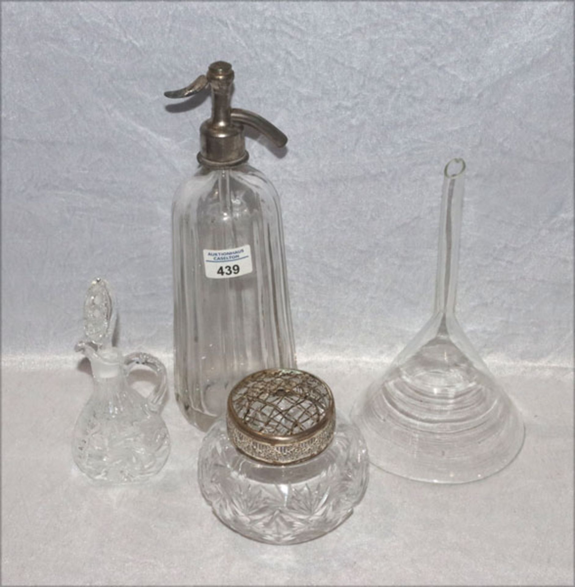 Glas-Konvolut: Steckvase, H 11 cm, D 14 cm, Trichter, H 26 cm, D 15 cm, Karaffe, H 19 cm,