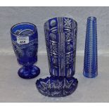 Glas-Konvolut: 2 Vasen, Pokalbecher und Schälchen, teils blau bemalt/teils Überfang, alles mit