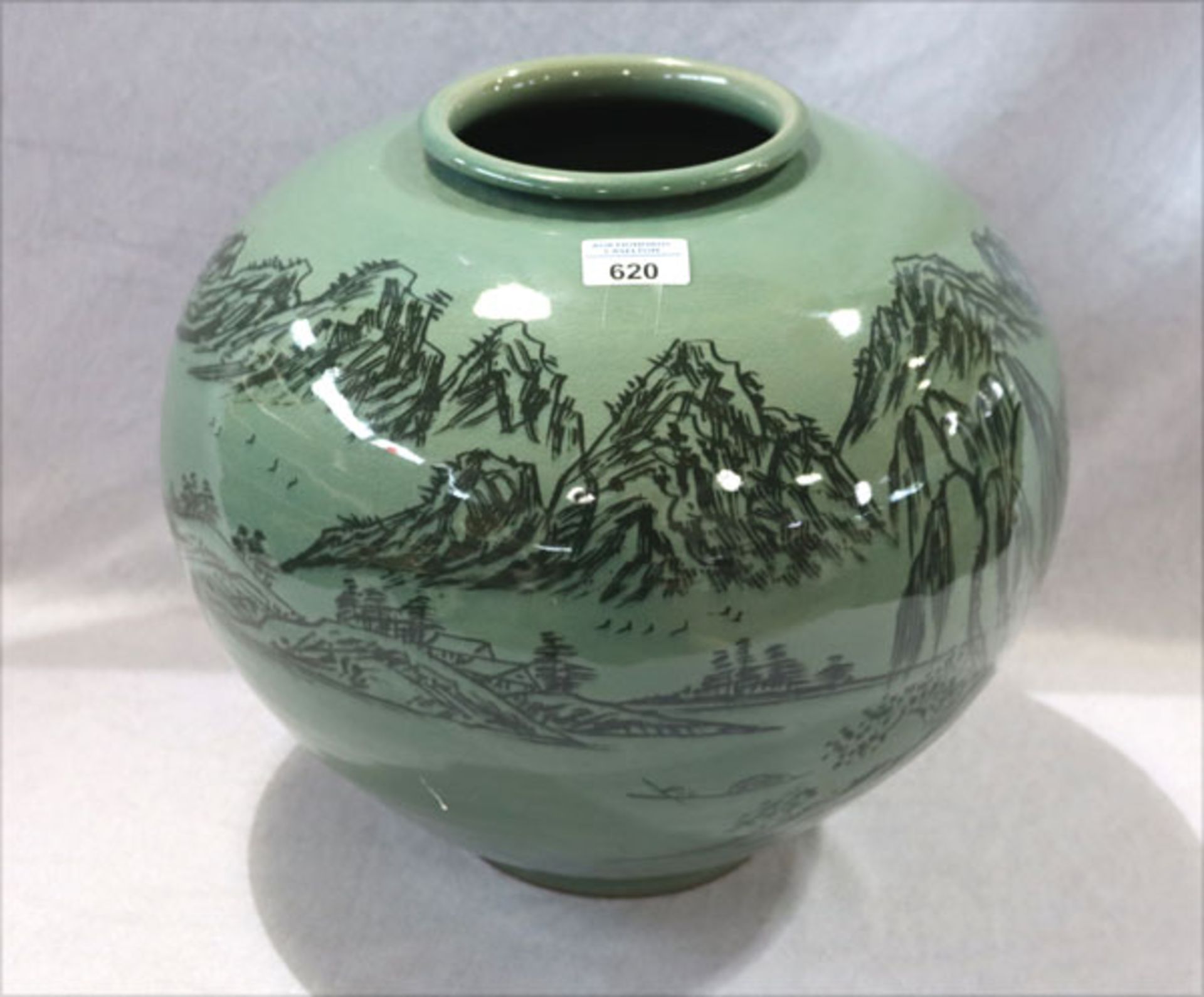 Koreanische Seladon Keramik Vase in bauchiger Form, grün mit dunkelgrüner Landschaftsmalerei, am