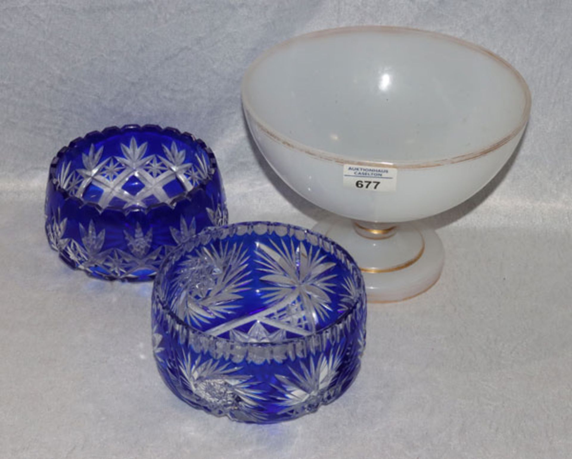 Glas-Konvolut: 2 blauer Glasschalen mit Schliffdekor, H 8/8,5 cm, und Milchglas Fußschale mit