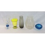 Glas-Konvolut von 4 verschiedenen Vasen, H 13/18,5 cm, und ein blauer Aschenbecher, H 5 cm, D 11 cm,