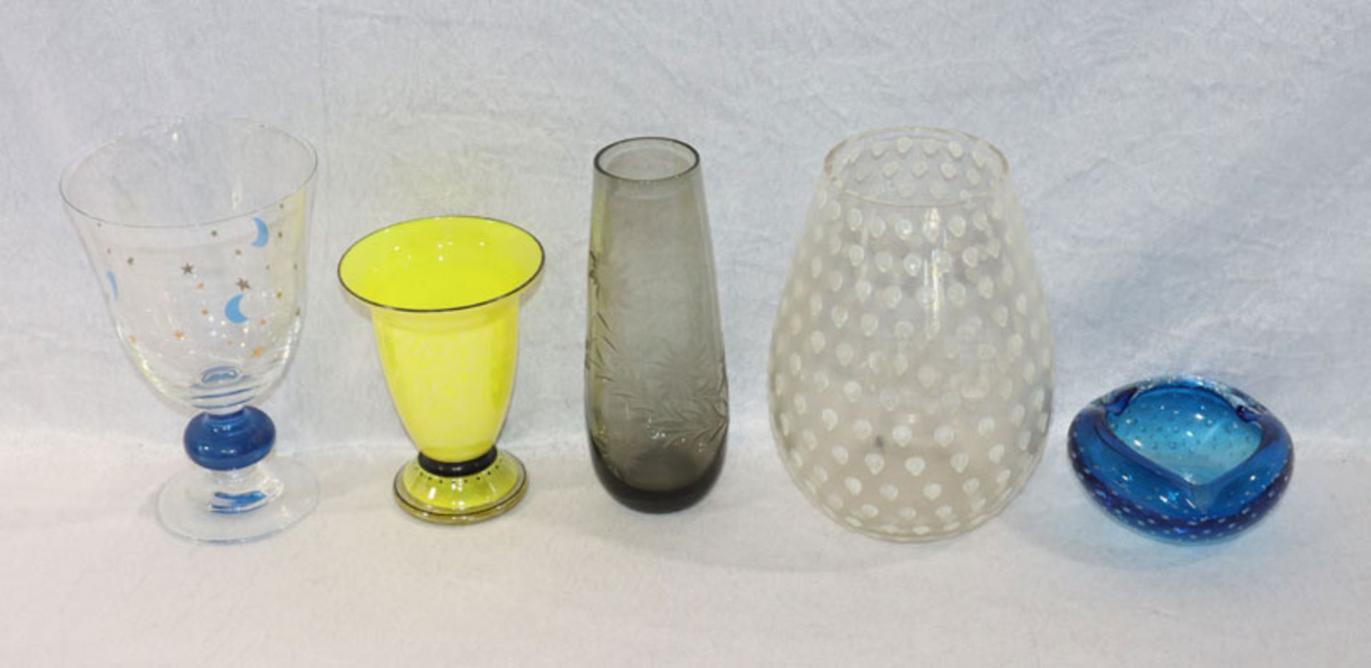 Glas-Konvolut von 4 verschiedenen Vasen, H 13/18,5 cm, und ein blauer Aschenbecher, H 5 cm, D 11 cm,