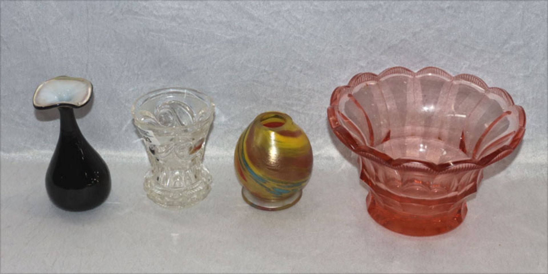 Glas-Konvolut von 3 diversen Vasen, H 10,5/14,5 cm, und rosefarbene Schale, H 13 cm, D 21 cm,