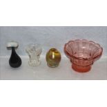 Glas-Konvolut von 3 diversen Vasen, H 10,5/14,5 cm, und rosefarbene Schale, H 13 cm, D 21 cm,
