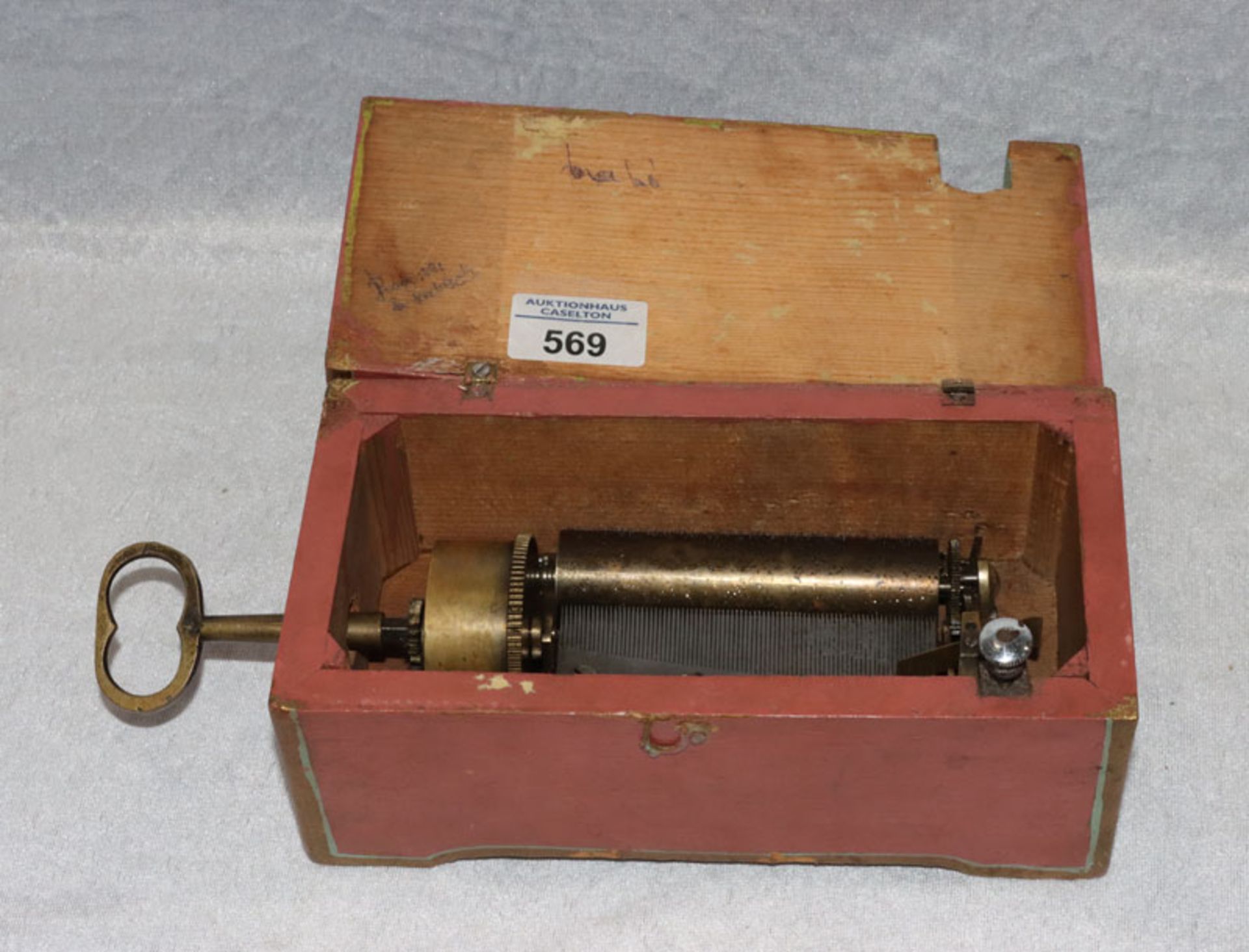 Spieluhr in Holzkasten, spielt 2 Melodien, Kamm nicht beschädigt, um 1900, H 9 cm, B 22 cm, T 11 cm,