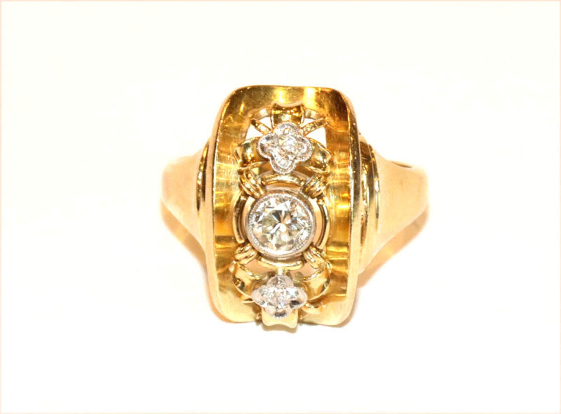 Dekorativer 14 k Gelbgold Ring mit 3 in Weißgold gefaßten Diamanten, ca. 0,25 ct., Gr. 55, 6,6