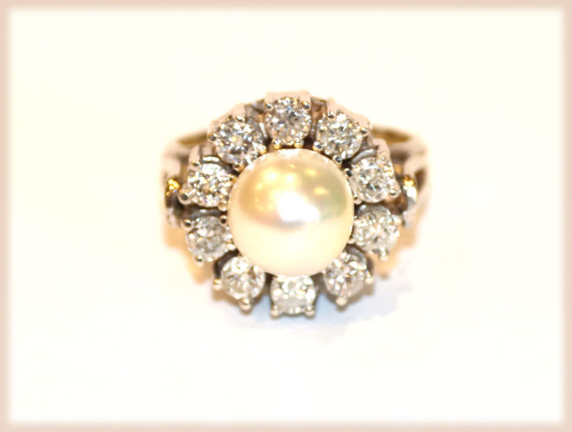 Klassischer 14 k Weißgold Ring mit Perle und 10 Diamanten, zus. über 1 ct., 10,6 gr., Gr. 59
