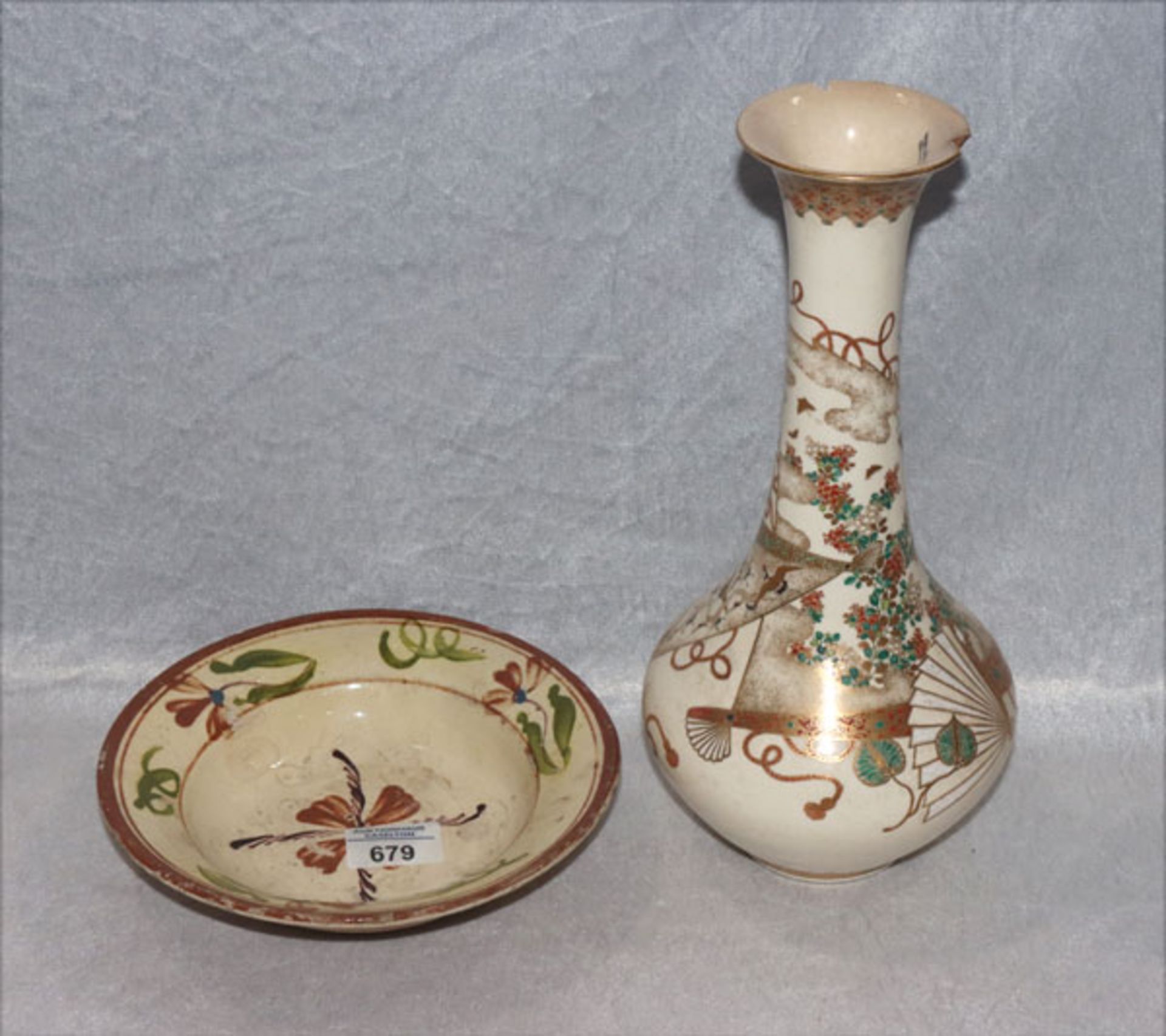 Dekorative asiatische Vase mit feinem Blumen- und Fächerdekor, H 31 cm, D 16 cm, am Rand