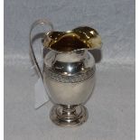 Milchkännchen, 12 Lot Silber, innen mit Restvergoldung, Eichenblätter-Reliefrand, H 15,5 cm, D 9 cm,
