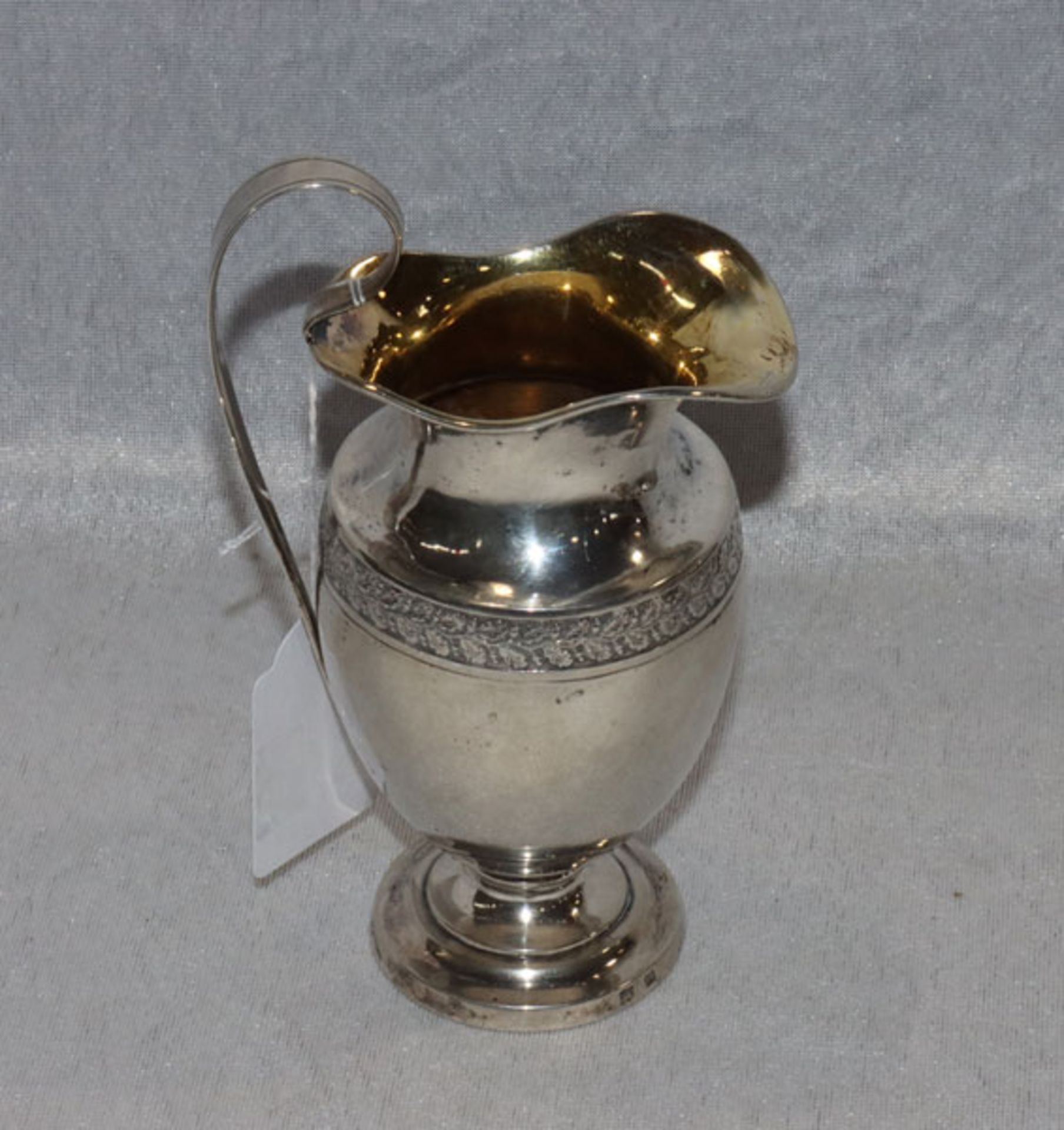 Milchkännchen, 12 Lot Silber, innen mit Restvergoldung, Eichenblätter-Reliefrand, H 15,5 cm, D 9 cm,